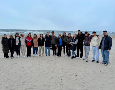 Gruppe Schüler am Strand