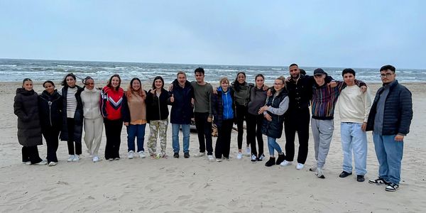 Schülergruppe am Strand