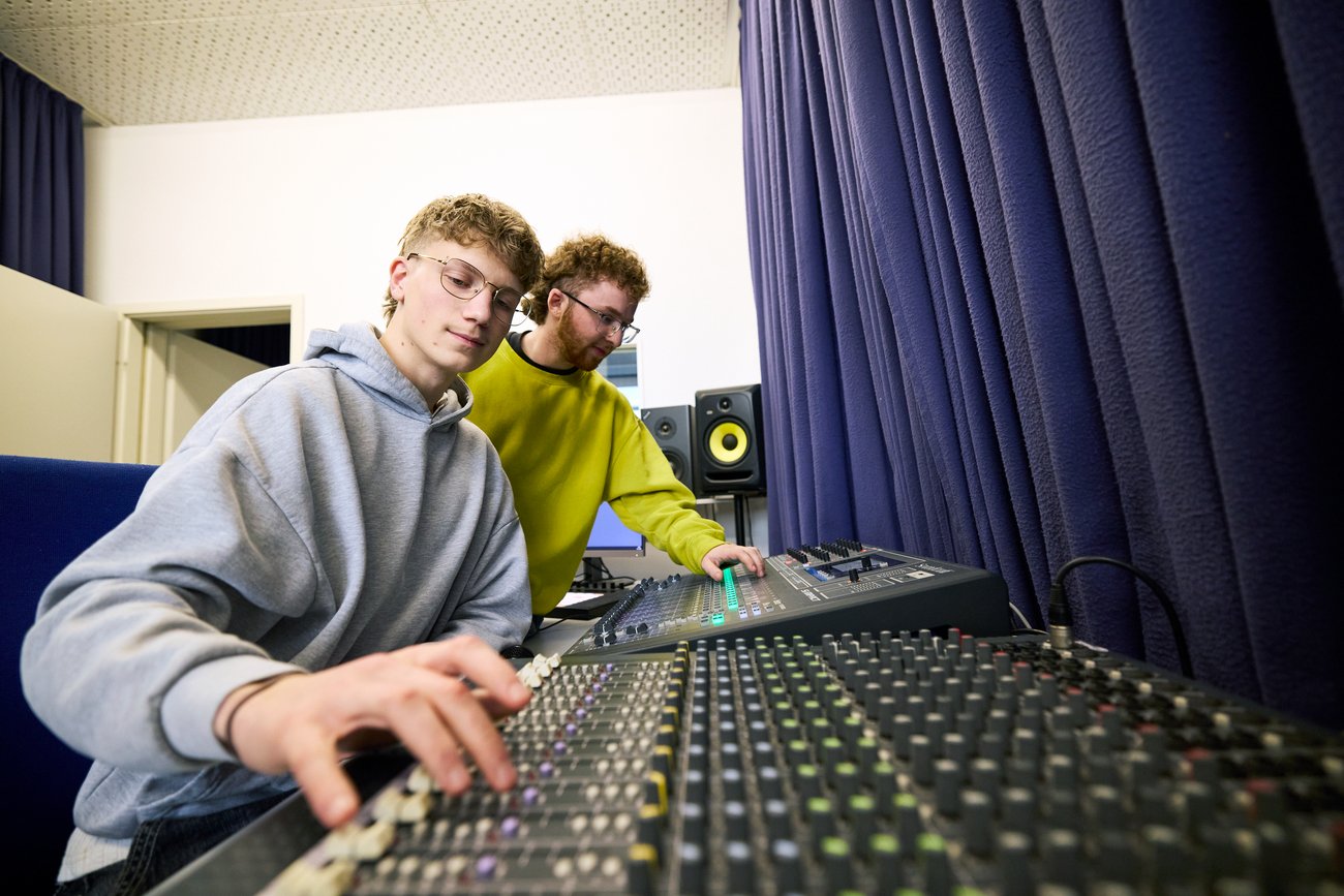Schüler am Mischpult im Tonstudio